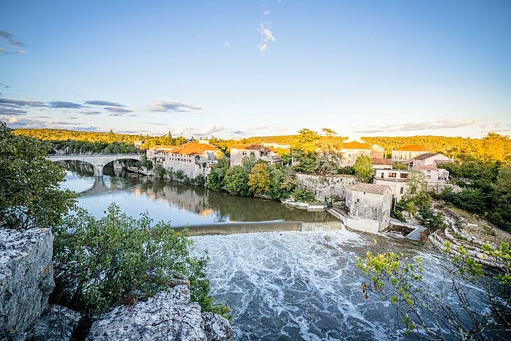 Vue panoramique du village de Ruoms en Ardèche