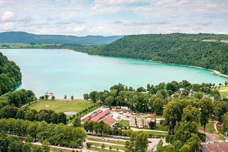 Vue aérienne du lac de Chalain dans le Jura, un site naturel emblématique à découvrir autour de Mesnois.