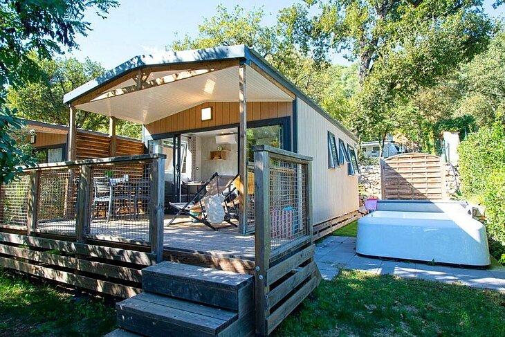 Mobil-home tout confort avec terrasse ombragée dans un camping nature à La Colle-sur-Loup, parfait pour des vacances reposantes après avoir exploré que faire à La Colle-sur-Loup.