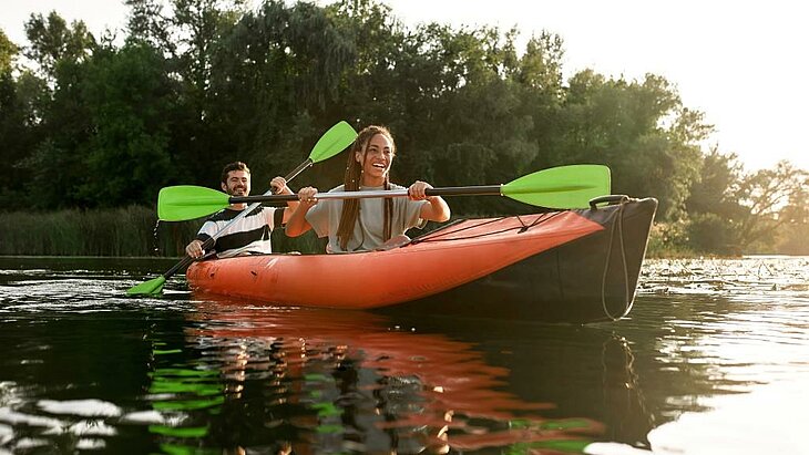 Canoë sur l’Orne entre amis Deux amis pagayant en canoë sur l’Orne en Normandie au coucher du soleil, activité nature conviviale à partager entre amis.