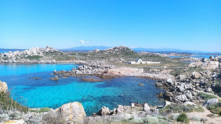 Vue sur les eaux turquoise et les paysages rocheux des îles Lavezzi, un incontournable pour profiter des plages et activités nautiques à Sainte-Lucie de Porto-Vecchio.