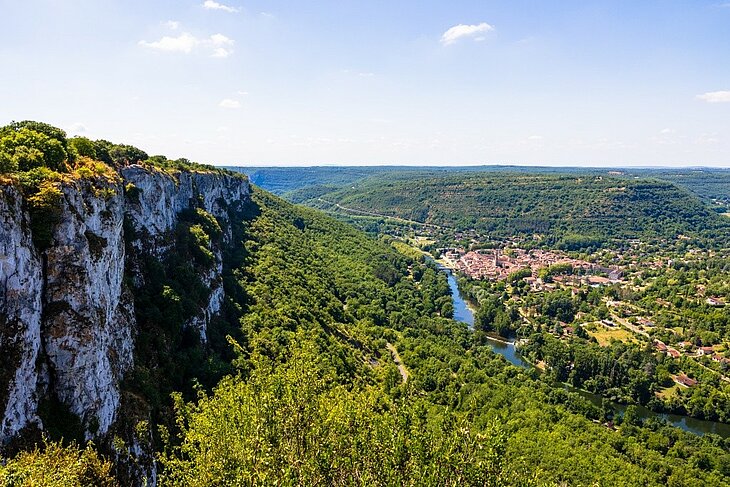Point de vue du Roc d’Anglars sur Saint-Antonin-Noble-Val Vue depuis le Roc d’Anglars sur Saint-Antonin-Noble-Val, la vallée de l’Aveyron et les falaises autour du village.
