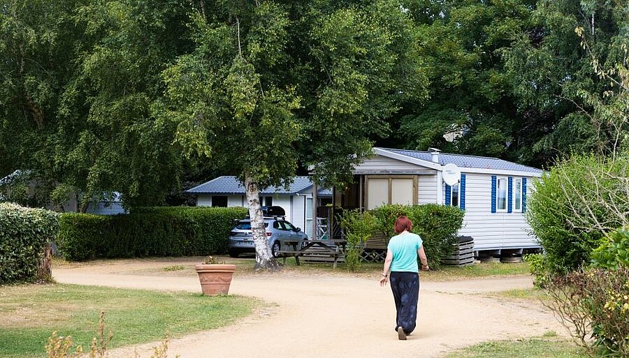 Mobil-home au camping près de Paimpol entouré de verdure, hébergement confortable pour des vacances bretonnes paisibles.
