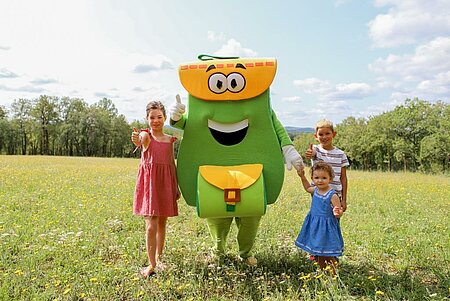 Enfants heureux aux côtés de la mascotte de Camping Tour, symbole de la convivialité offerte par la carte fidélité camping.
