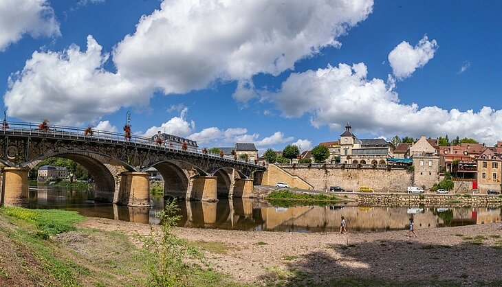 Vue du Bugue au bord de la Vézère avec son pont, ses quais et les maisons du centre-ville en Dordogne.