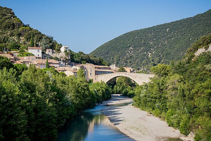 Pont roman de Nyons Pont roman de Nyons au-dessus de l’Eygues, avec les maisons de la vieille ville et les collines de la Drôme provençale.