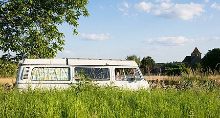 Voyage en van au cœur de la nature, illustrant l’esprit de liberté et les avantages du programme carte fidélité camping Camping Tour.