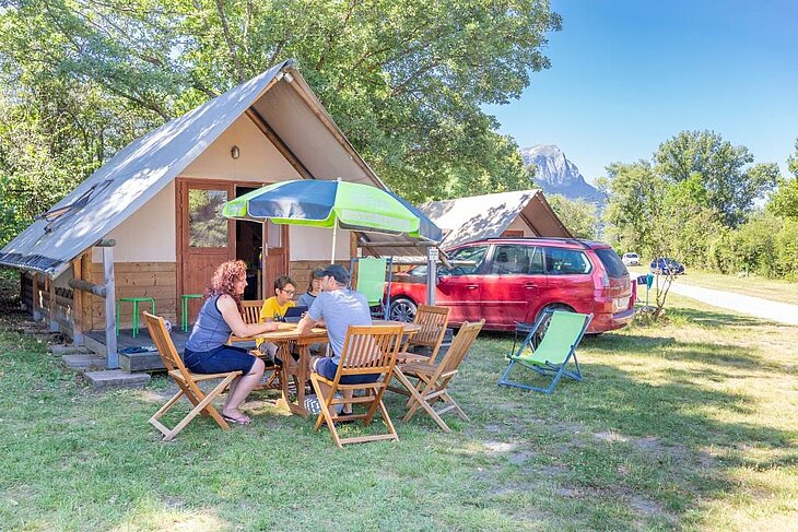 Hébergements du camping Le Petit Liou à Baratier, offrant un séjour nature en famille avec des chalets tout confort au cœur des Hautes-Alpes.