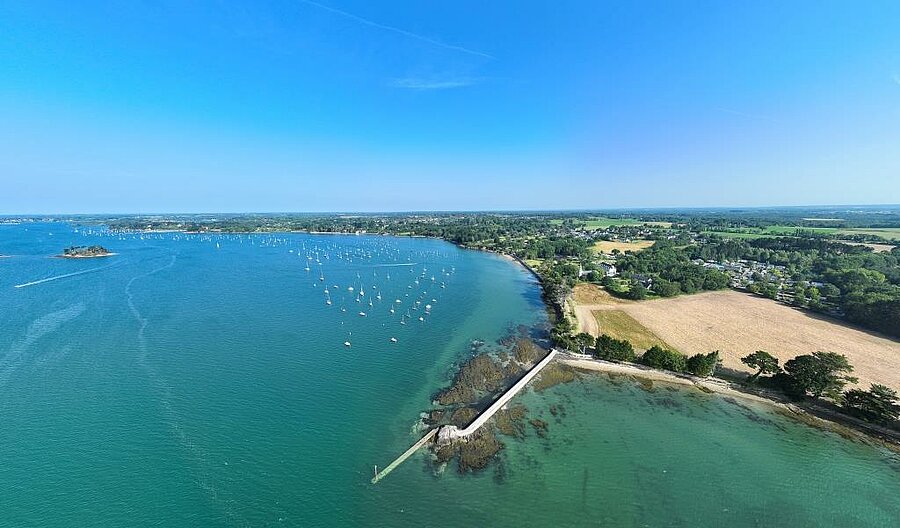 Location mobil-home Morbihan, vue aérienne du golfe avec plages, îlots et sentiers côtiers, idéal pour activités nature et découvertes bretonnes.