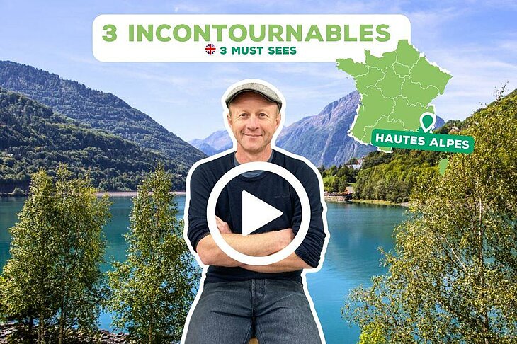 Franck, propriétaire du camping à Baratier, présente trois incontournables à découvrir dans les Hautes-Alpes, avec vue sur un magnifique lac entouré de montagnes.
