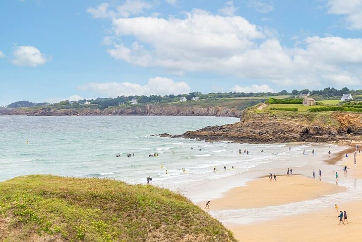 Plage de Bellangenet à Clohars-Carnoët, idéale pour des activités en famille, la baignade et le surf dans le Finistère sud.