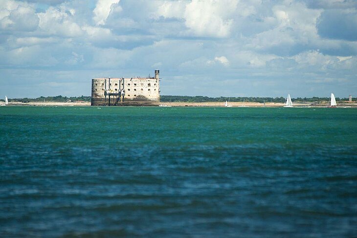 Fort Boyard entouré par l’océan Atlantique avec voiliers au large de l’Île d’Oléron.