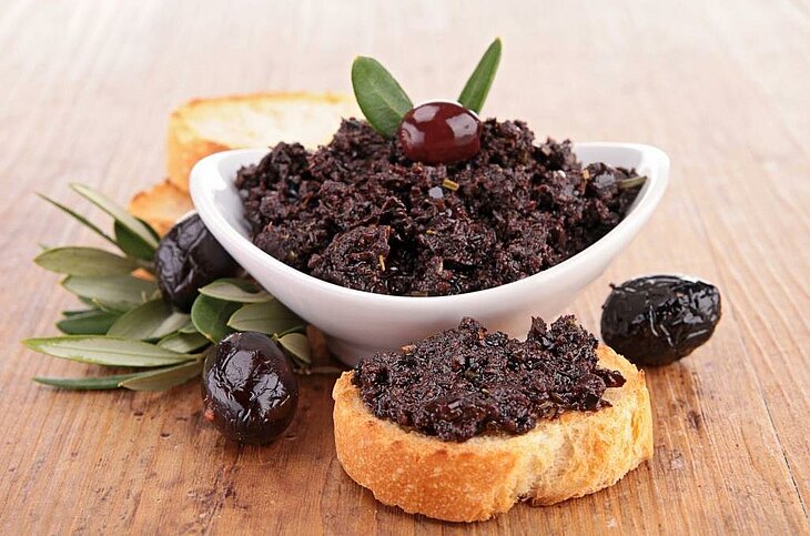 Tapenade d’olives noires de Nyons, spécialité locale à déguster à Buis-les-Baronnies sur les marchés ou chez les producteurs