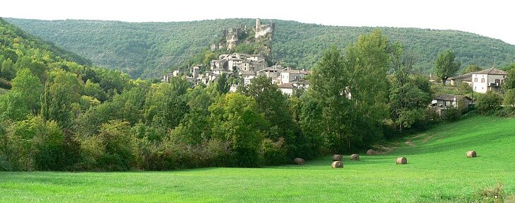 Penne et sa forteresse Vue sur le village de Penne et sa forteresse médiévale perchée sur un éperon rocheux