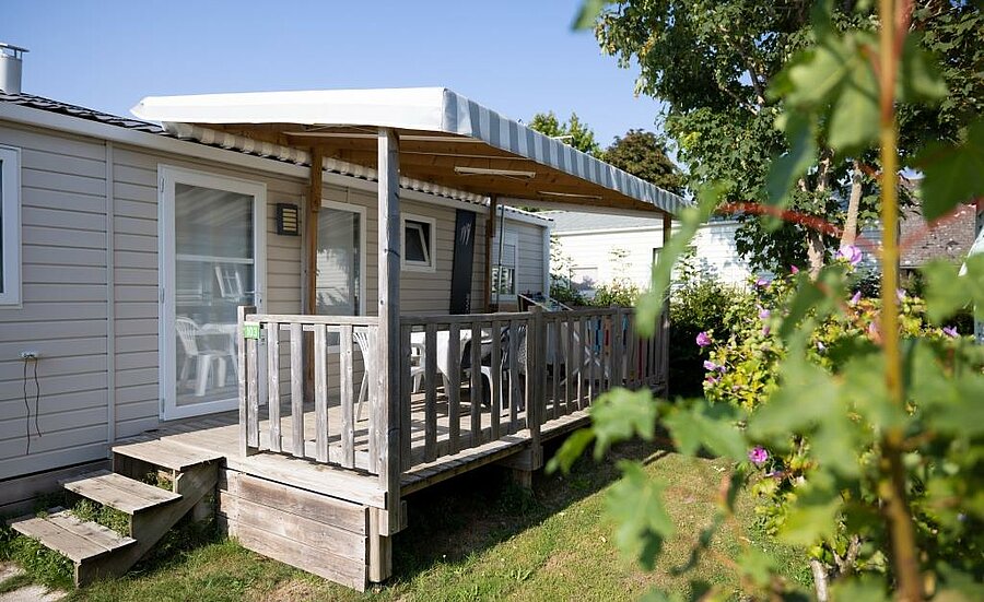 Mobil-home avec terrasse en bois dans un camping près du Crotoy, hébergement confortable et arboré en Baie de Somme.