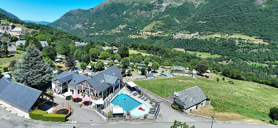 Vue aérienne du camping Pyrénévasion à Sazos, dans les Hautes-Pyrénées