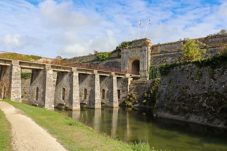 Remparts de la citadelle du Château d’Oléron longeant les marais, site historique emblématique de l’Île d’Oléron.