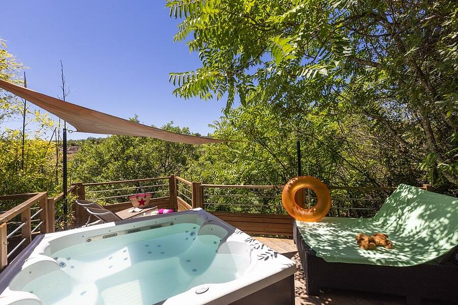 Vue extérieure d'un locatif avec spa et espace de relaxation