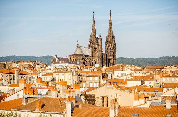 Vue de Clermont-Ferrand, une ville au riche patrimoine historique et culturel en Auvergne. Entre sa cathédrale en pierre de Volvic et ses ruelles animées, une visite incontournable à proximité de La Bourboule pour une immersion dans l’histoire auvergnate.