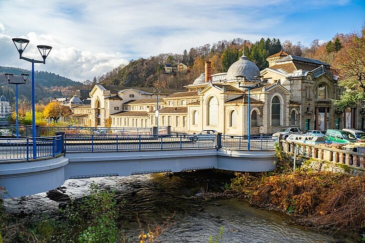 Les thermes de La Bourboule, un lieu emblématique dédié au bien-être et à la détente au cœur de l’Auvergne. Profitez des eaux thermales réputées pour leurs bienfaits et vivez une expérience revitalisante dans un cadre architectural remarquable.