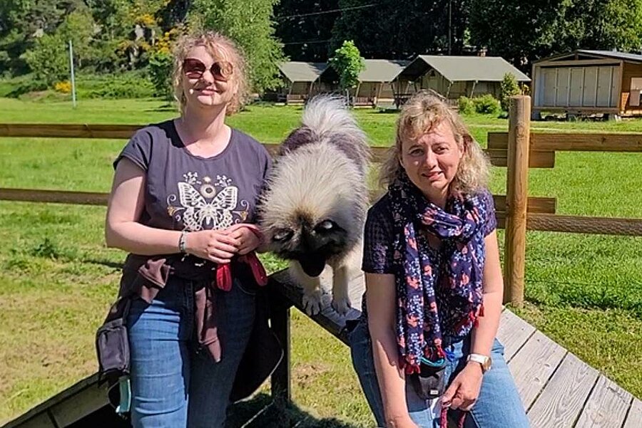 Plusieurs participants aux Cani vacances témoignent de leur expérience lors du week-end toutou-ristique organisé au camping Sites & Paysages de Vaubarlet. Accompagnés de leurs chiens, ils partagent leurs impressions sur les balades éducatives, les ateliers en pleine nature, l’ambiance chaleureuse et la qualité de l’encadrement. Des retours authentiques qui reflètent l’esprit bienveillant et complice de ces séjours Pet Friendly.