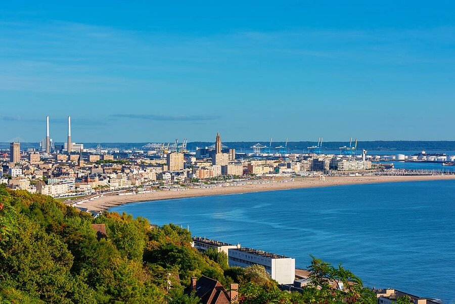 Vue panoramique du Havre avec la plage, le front de mer et le port, paysage emblématique de la côte normande.