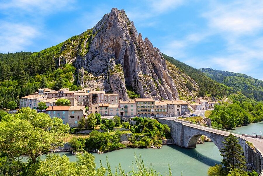 Vue de Sisteron, village emblématique de la Route Napoléon, entre rivière et montagne, destination idéale pour un séjour en camping Route Napoléon.