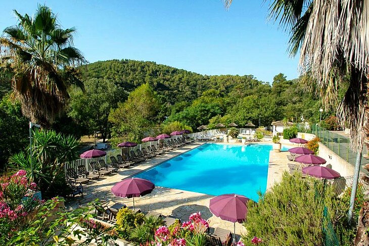 Piscine extérieure au cœur d’un camping nature à La Colle-sur-Loup, entourée de collines verdoyantes, l’un des meilleurs moyens de se détendre après avoir exploré que faire à La Colle-sur-Loup.