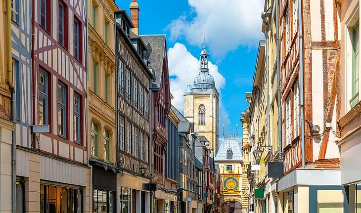 Flâner dans Rouen Maisons à colombages colorées dans le centre historique de Rouen en Normandie, ruelle animée menant au Gros-Horloge, visite solo pleine de charme.