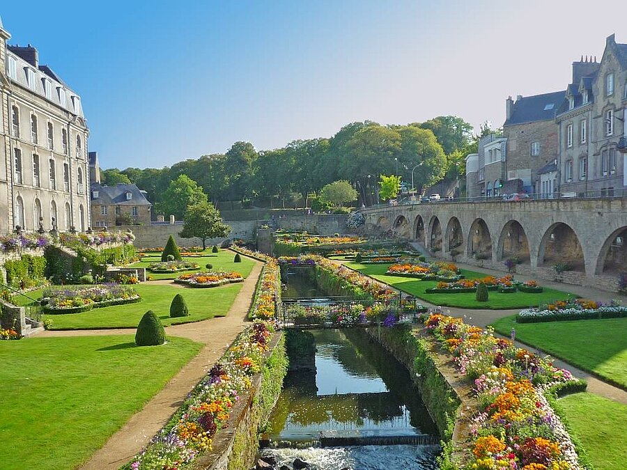 Balade dans les jardins des remparts de Vannes en Bretagne, à proximité des campings pour découvrir la région.