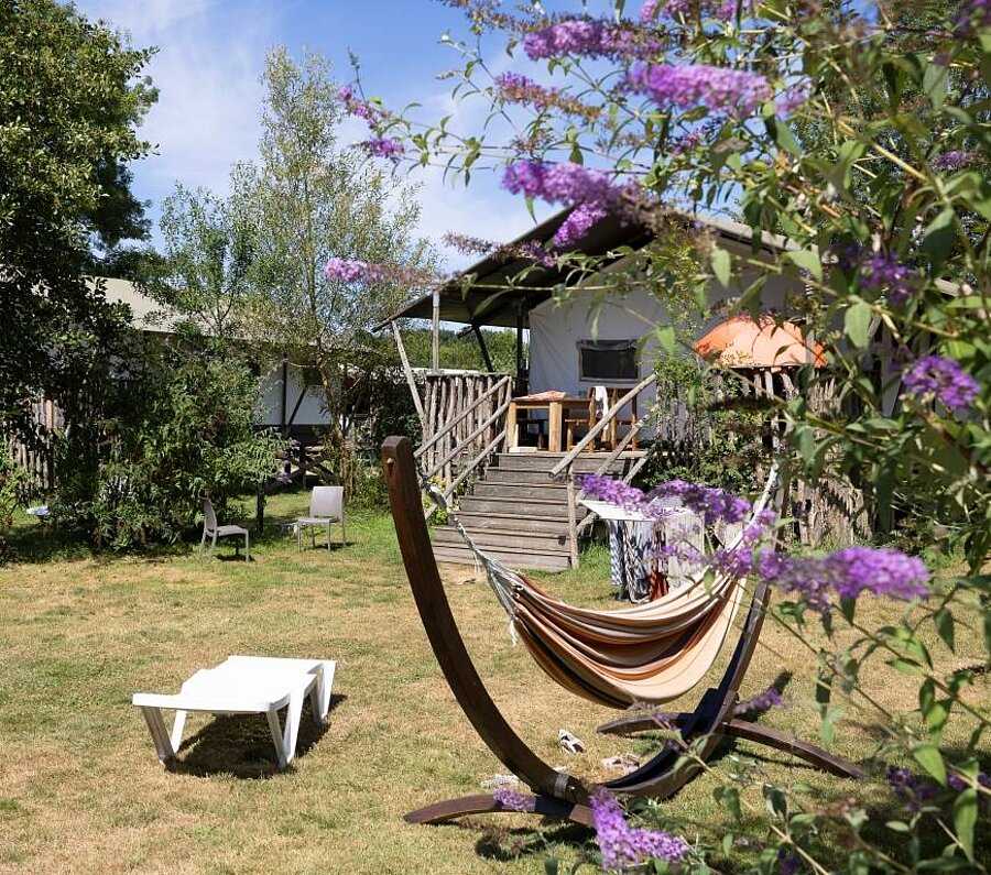 Hébergement glamping avec terrasse et hamac au cœur de la nature dans un camping du Maine-et-Loire, offrant confort et authenticité pour un séjour inoubliable.