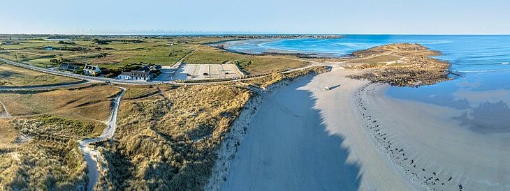 Vue aérienne de la Pointe de la Torche à Plomeur, un site naturel emblématique du tourisme en Bretagne entre plages de sable fin et océan Atlantique.