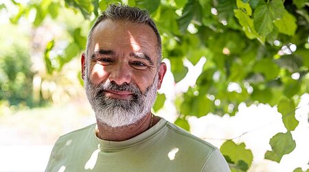 Portrait d’un gérant de campings indépendants réfléchissant à l’avenir de son camping dans un cadre naturel.