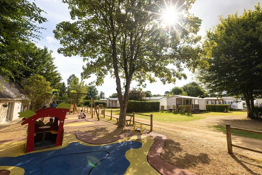 Aire de jeux et mobil-homes au camping Le Neptune à Lanloup, camping familial près de Saint-Brieuc, idéal avec enfants.