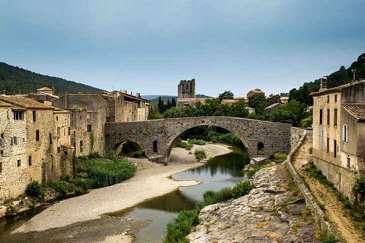 Le pont de pierre de Lagrasse, classé parmi les plus beaux villages de France, à découvrir lors d’un circuit tourisme à Lézignan-Corbières et ses environs.