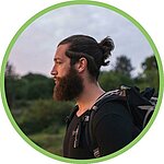 vacancier engagé dans un camping nature au cœur de la forêt, sensible à l'écologie, au calme et au respect des animaux.