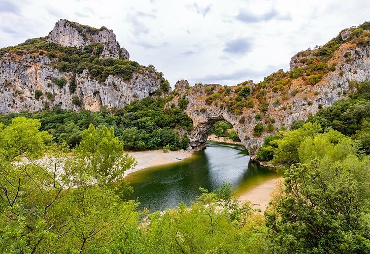 Vue du Pont d’Arc, arche naturelle emblématique des gorges de l’Ardèche