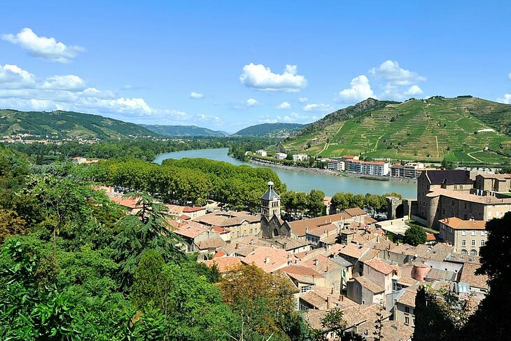 Vue sur Tournon-sur-Rhône et les vignobles de l’Hermitage depuis les hauteurs, une étape incontournable autour d’Eclassan pour les amateurs d’histoire et de paysages naturels.