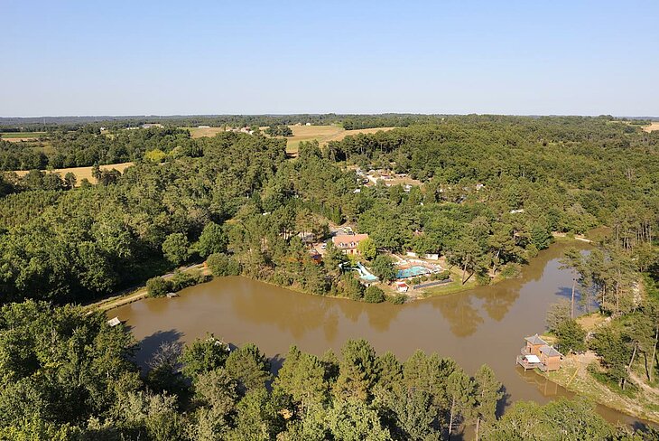 Vue aérienne du Domaine de l’Étang de Bazange à Monfaucon, un écrin de nature préservée au cœur du Périgord pour des vacances détente et confort.