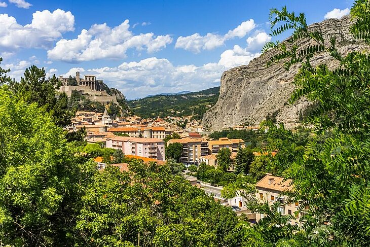 Vue panoramique de Sisteron avec sa célèbre citadelle surplombant la ville et les falaises calcaires, un site incontournable pour découvrir l’histoire et le patrimoine de Sisteron lors d’activités culturelles et touristiques.
