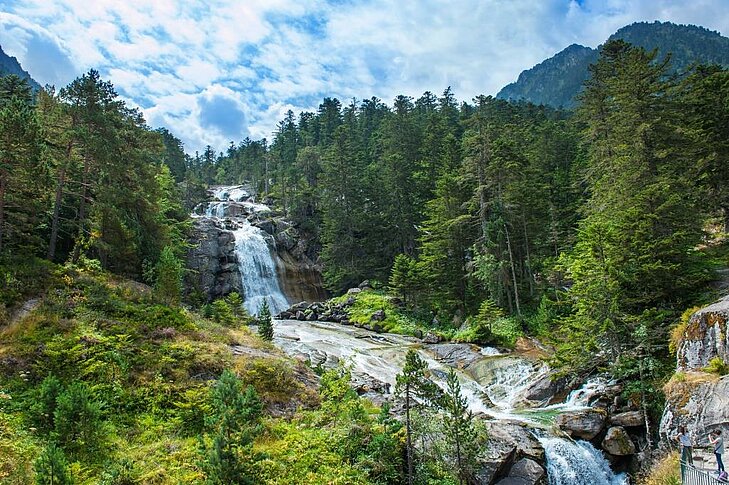 Cascade du Pont d’Espagne près de Cauterets, une escapade idéale à intégrer à toute activité Sazos pour prolonger l’aventure pyrénéenne dans un décor grandiose.