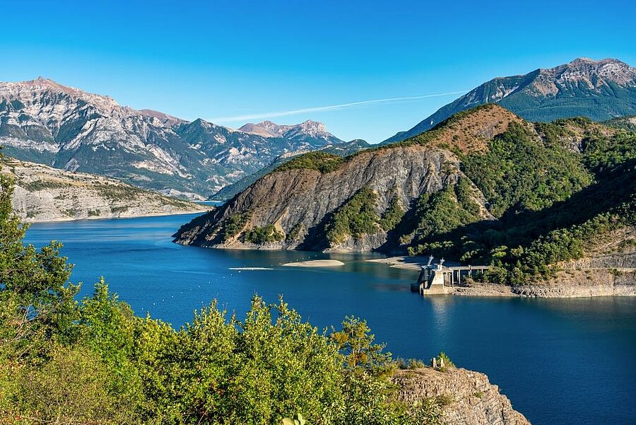 Vue du lac de Serre-Ponçon entouré de montagnes près de Gap, paysage emblématique à découvrir lors d’un séjour en camping à Gap.