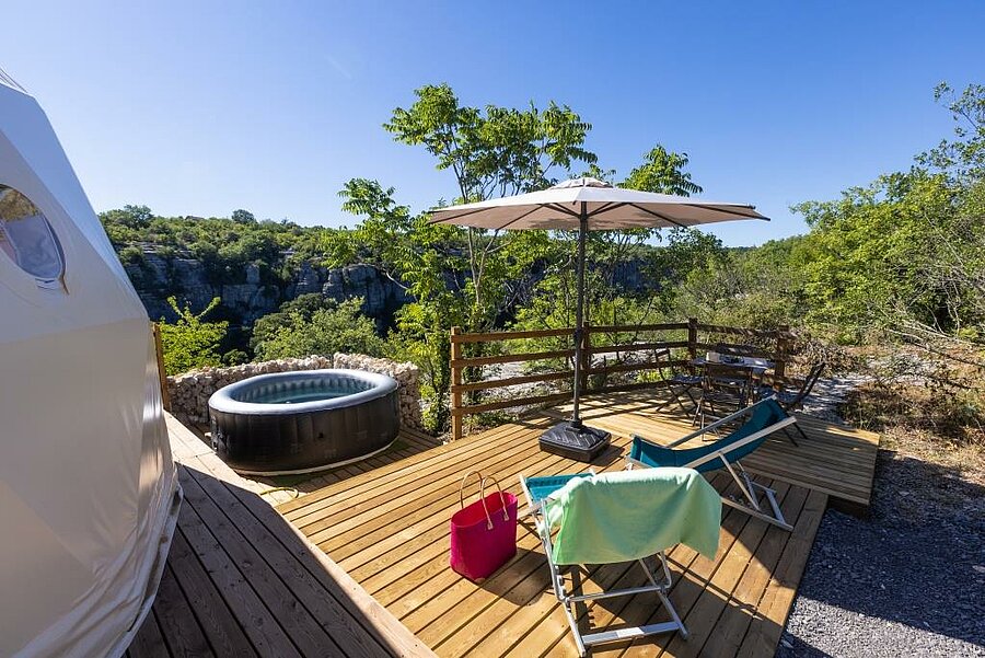 Dômes géodésiques installés sur la falaise près de Balazuc, hébergement glamping avec vue exceptionnelle sur la vallée de l’Ardèche.