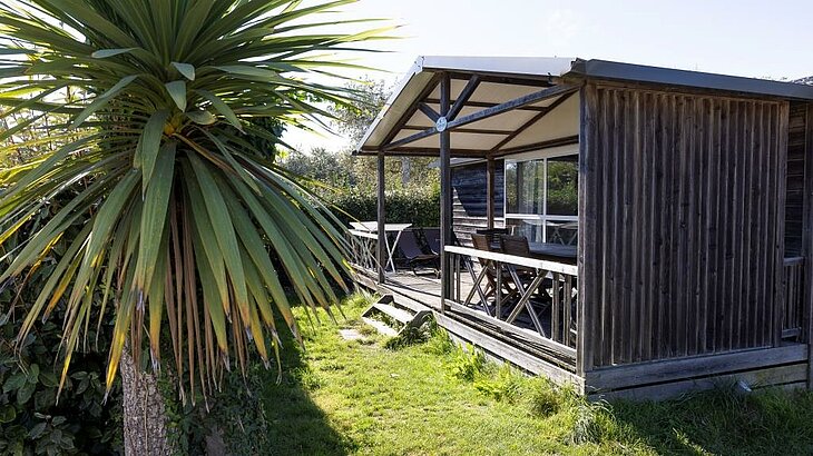 Hébergement en bois avec terrasse au camping de la Torche à Plomeur