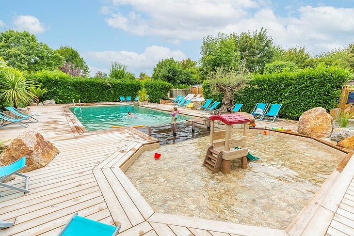 Piscine avec espace pour enfants au camping Sites et Paysages du Pouldu à Clohars-Carnoët, pour des vacances détente et familiales en Finistère sud.
