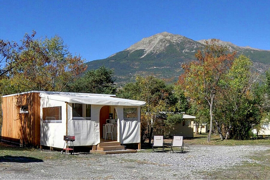 Mobil-home du camping Le Petit Liou à Baratier, face aux sommets des Hautes-Alpes