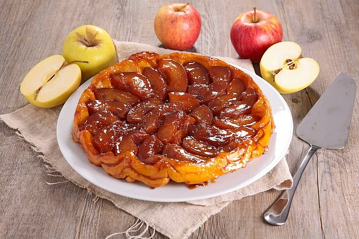 Tarte Tatin aux pommes caramélisées, dessert emblématique du tourisme Centre-Val de Loire et des saveurs du terroir.