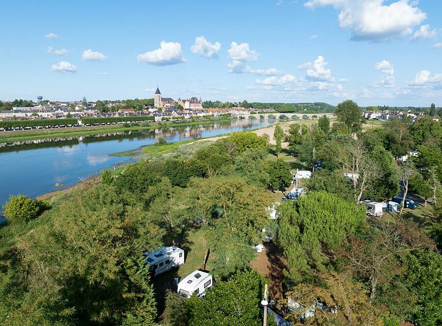Vue aérienne d’un camping en bord de Loire près d’Orléans, au camping touristique de Gien, emplacements au cœur de la nature.