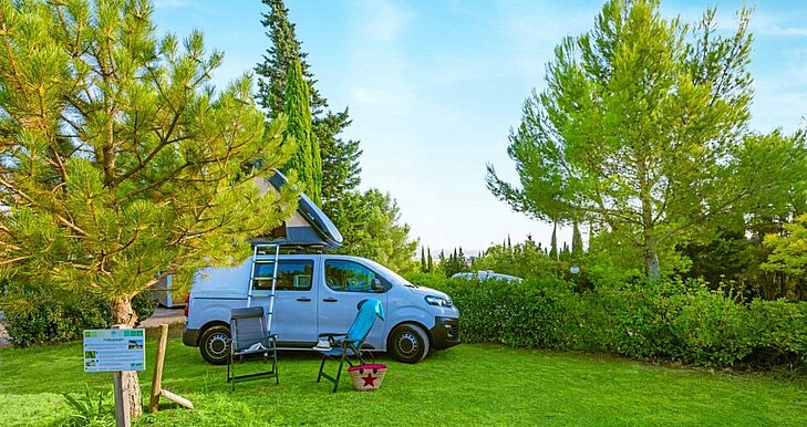 Emplacement verdoyant au camping Sites et Paysages La Pinède à Lézignan-Corbières, idéal pour un séjour nature et confort en mode tourisme à Lézignan-Corbières.
