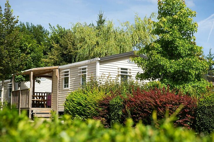 Mobil-home tout équipé niché dans un écrin de verdure au camping Sites et Paysages Beauregard, pour un séjour confortable autour de Mesnois.